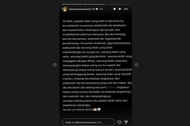 Nikita Mirzani memanjatkan doa untuk kekasihnya (Instagram)
