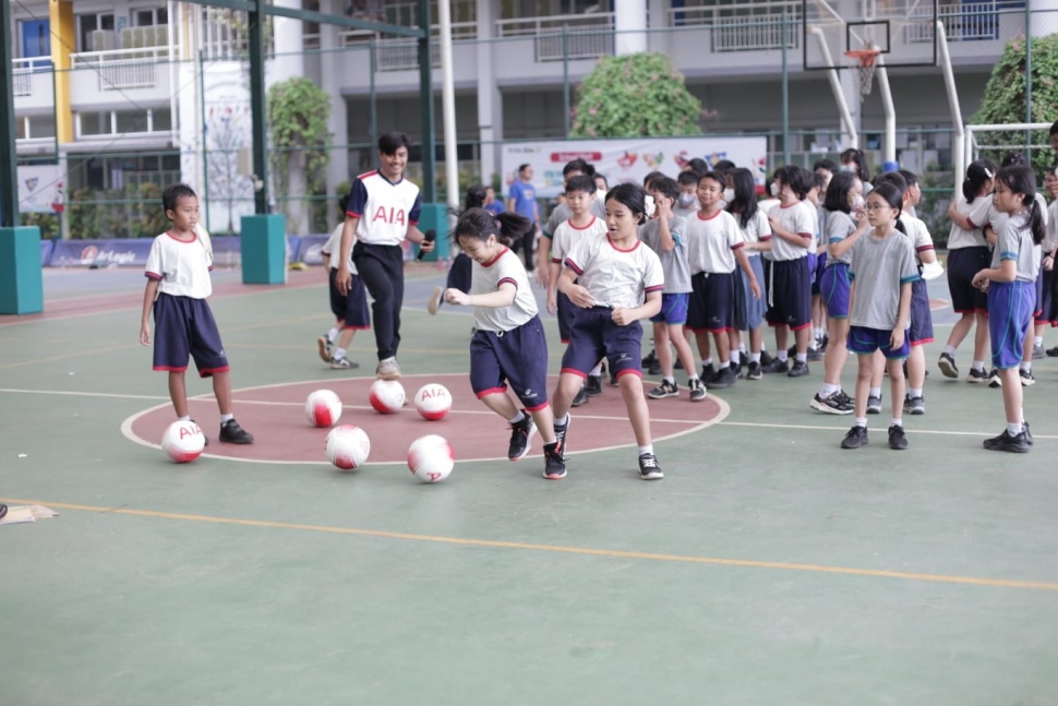 International development manager Tottenham Hotspur, Shannon Moloney, saat mengajak para pelajar Indonesia untuk menerapkan gaya hidup aktif melalui coaching clinic untuk menjaga kebugaran. (Foto: Istimewa)