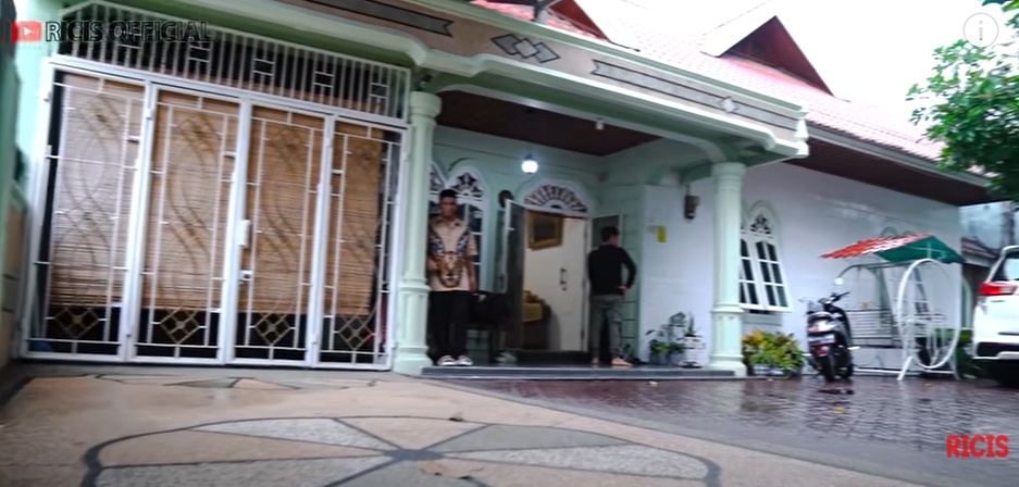 Rumah Teuku Ryan di area Aceh. (YouTube/Ria Ricis Official)