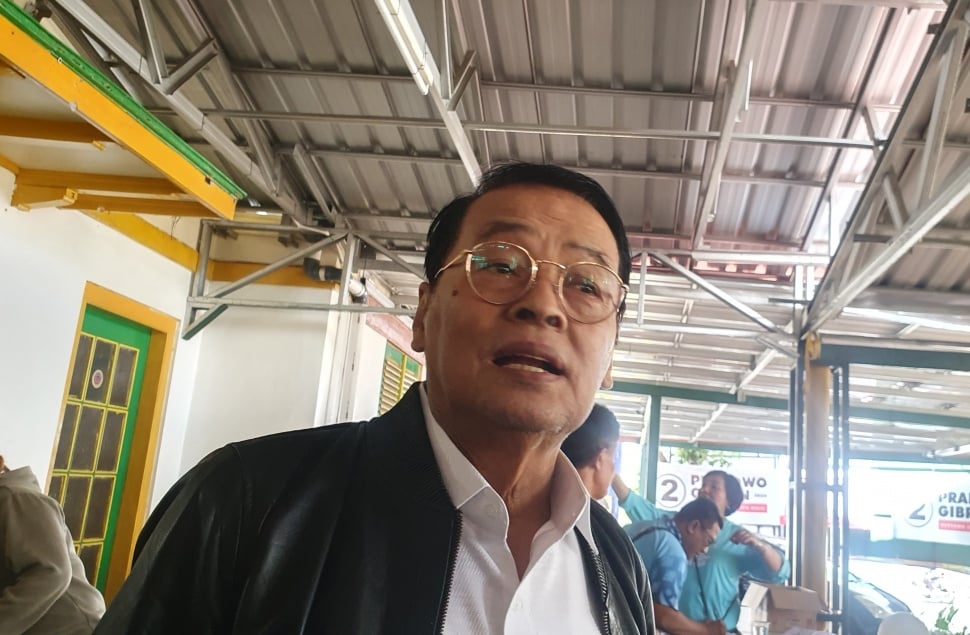 Ketua DPD Partai Golkar DIY, Gandung Pardiman saat memberi keterangan pada wartawan. [Hiskia Andika Weadcaksana/Suarajogja.id]