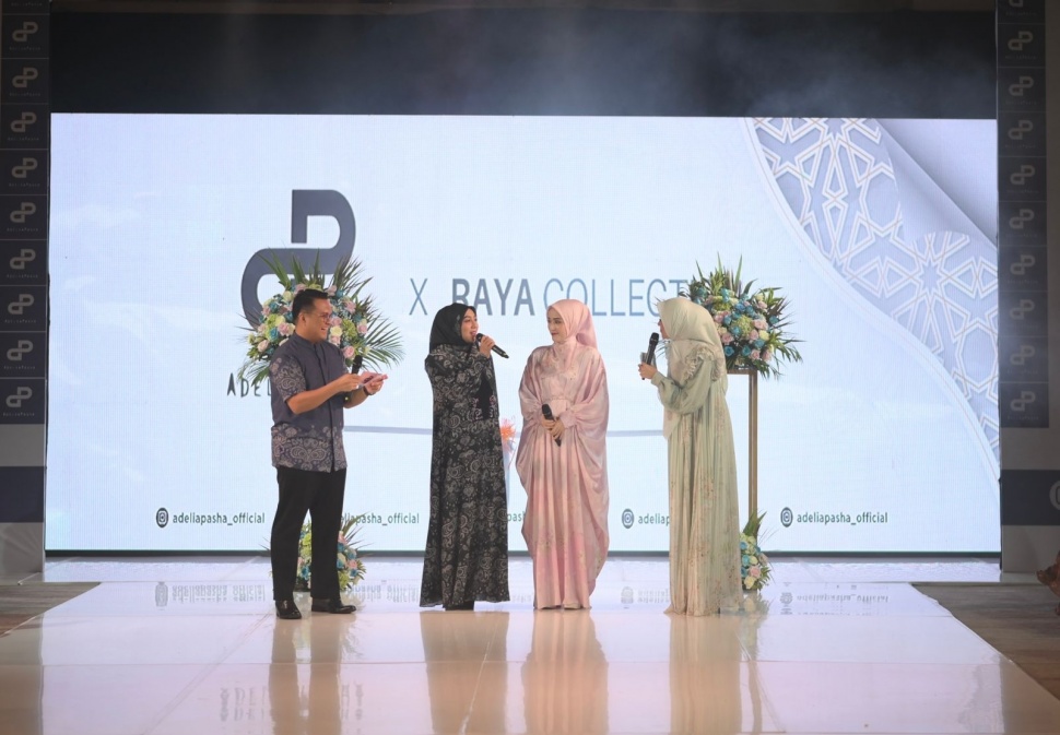 Adelia Pasha dan Founder dari Jawhara Syari Indonesia, Cynthia Mahendra saat peluncuran brand modest fashion muslimnya "AdeliaPasha" dengan merilis "Koleksi Raya" untuk Idulfitri 2024 di Jakarta, Jumat (9/2/2024). (Foto: Dok. Adelia Pasha)