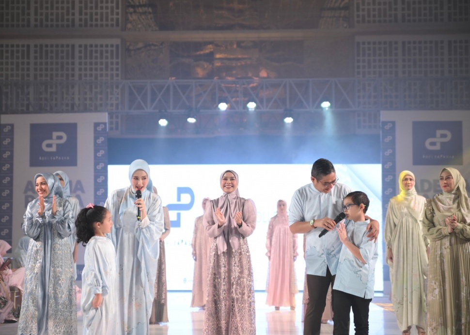 Peluncuran brand modest fashion muslim "AdeliaPasha" yang menampilkan "Koleksi Raya" untuk Idulfitri 2024 dihadiri pula oleh sang suami, Pasha Ungu bersaama dua anaknya di Jakarta, Jumat (9/2/2024). (Foto: Dok. Adelia Pasha)