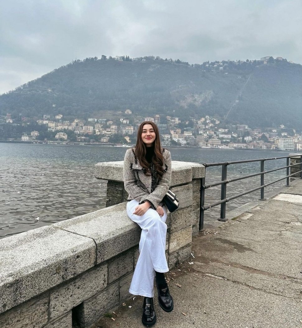 Aaliyah Massaid di Lake Como (Instagram/@aaliyah.massaid)