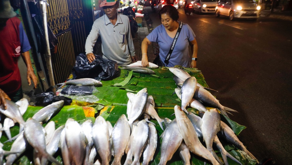 Warga membeli ikan di kawasan Rawa Belong, Jakarta, Kamis (8/2/2024). [Suara.com/Alfian Winanto]