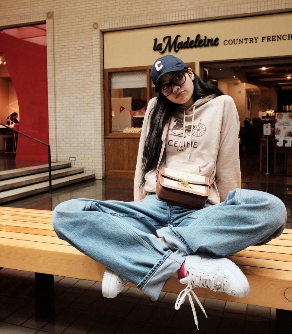 Inspirasi OOTD Gaya Boyish Ala Lisa BLACKPINK (Instagram)