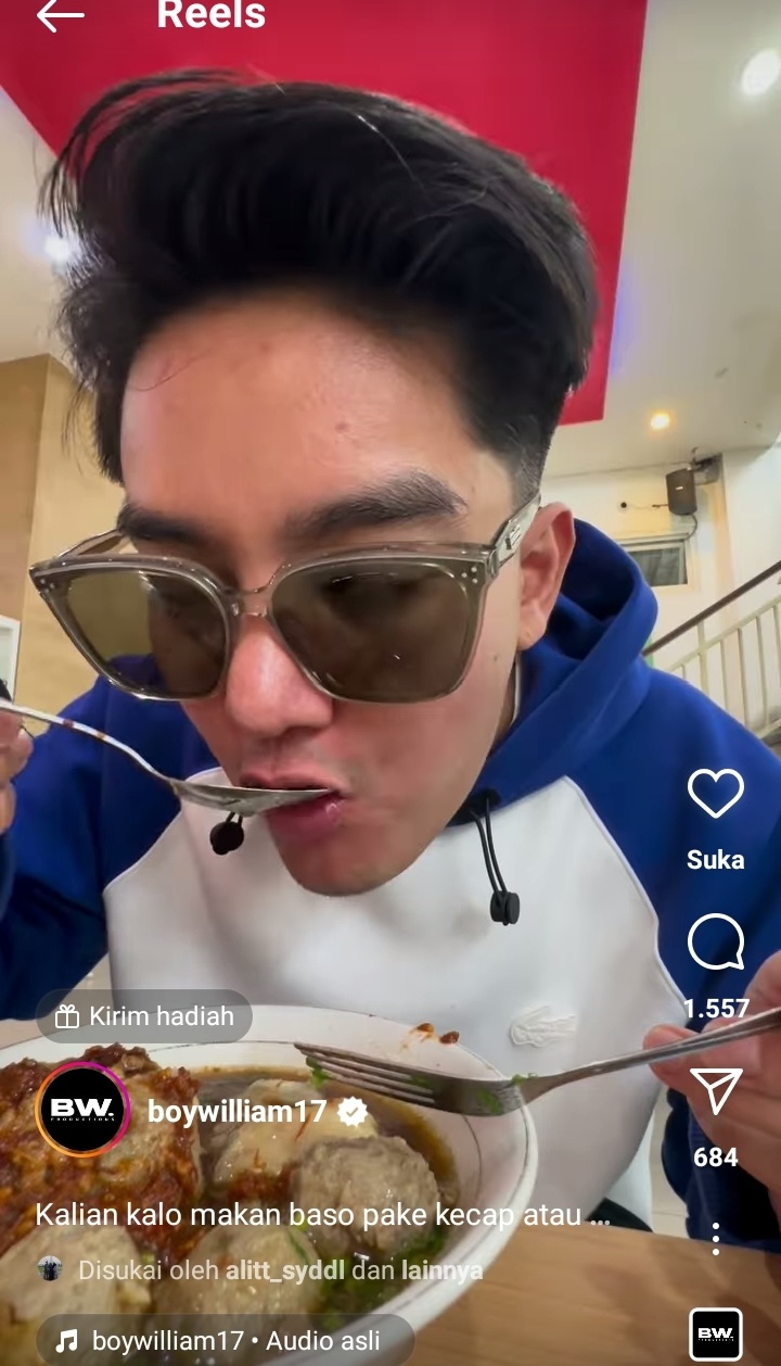 Boy William makan bakso pakai kacamata hitam (Instagram)