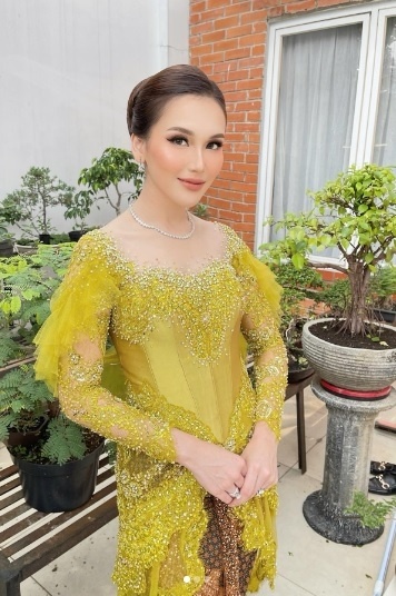 OOTD Ibu Pejabat ala Ayu Ting Ting. (Instagram/@ayutingting92)