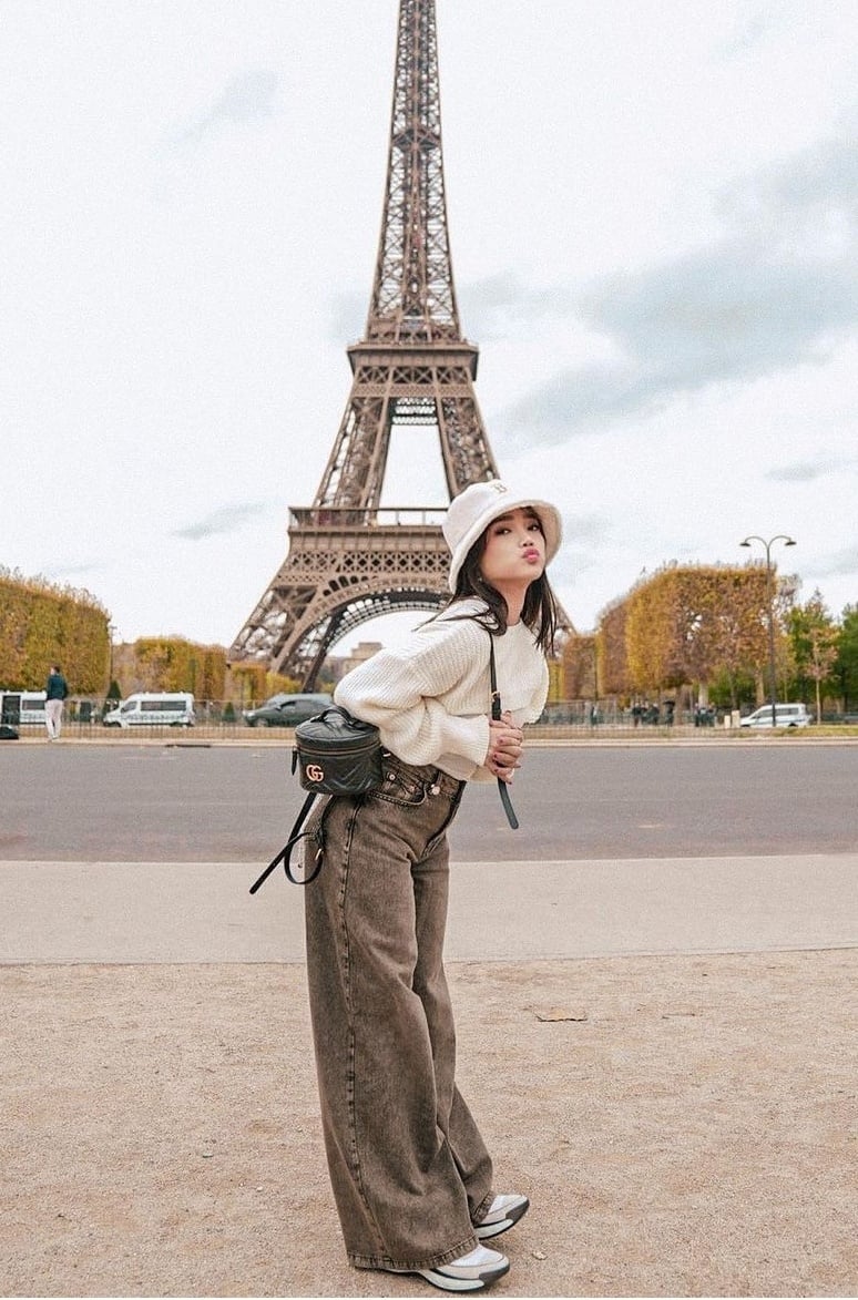 Fuji Berfoto dengan Latar Belakang Menara Eiffel (Instagram)