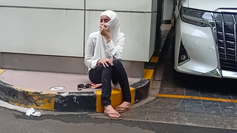 Kondisi Olla Ramlan tampak kelelahan di Hotel Kemayoran, Jakarta Pusat, Sabtu (10/2/2024). Kondisi Olla drop setelah mengikuti kampanye Anies Baswedan dan Muhaimin Iskandar. [Rena Pangesti/Suara.com]