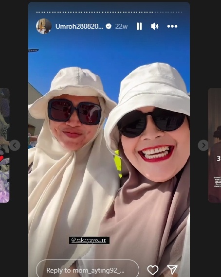 Ibunda Ayu Ting Ting dan Muhammad Fardana umrah bersama. (Instagram/@mom_ayting_92)