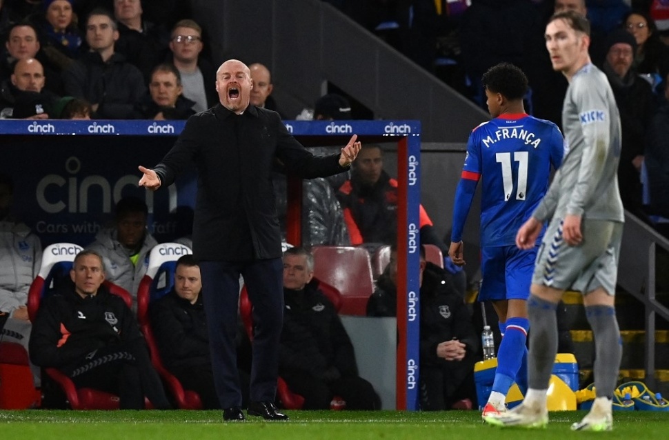 Manajer Everton asal Inggris Sean Dyche memberikan instruksi kepada para pemain dari pinggir lapangan selama pertandingan sepak bola putaran ketiga Piala FA Inggris antara Crystal Palace dan Everton di Selhurst Park di London selatan pada 4 Januari 2024.Glyn KIRK / AFP