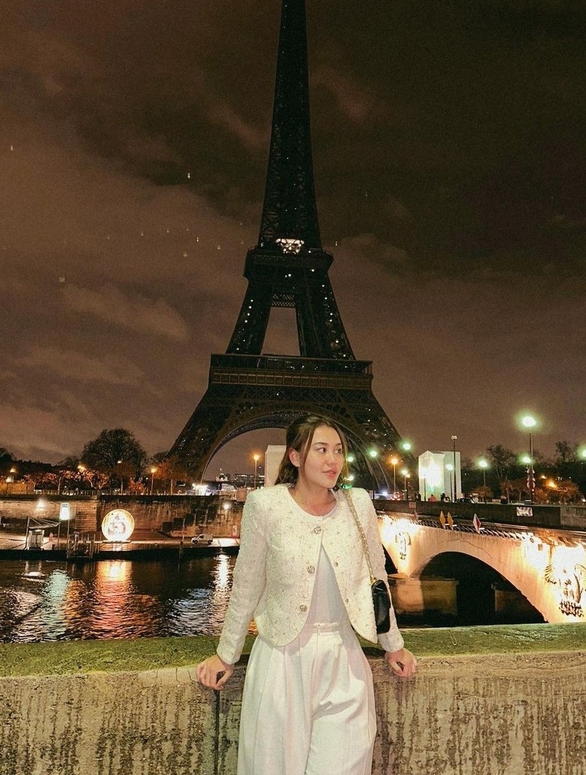 Aaliyah Massaid Berfoto dengan Latar Belakang Menara Eiffel (Instagram)