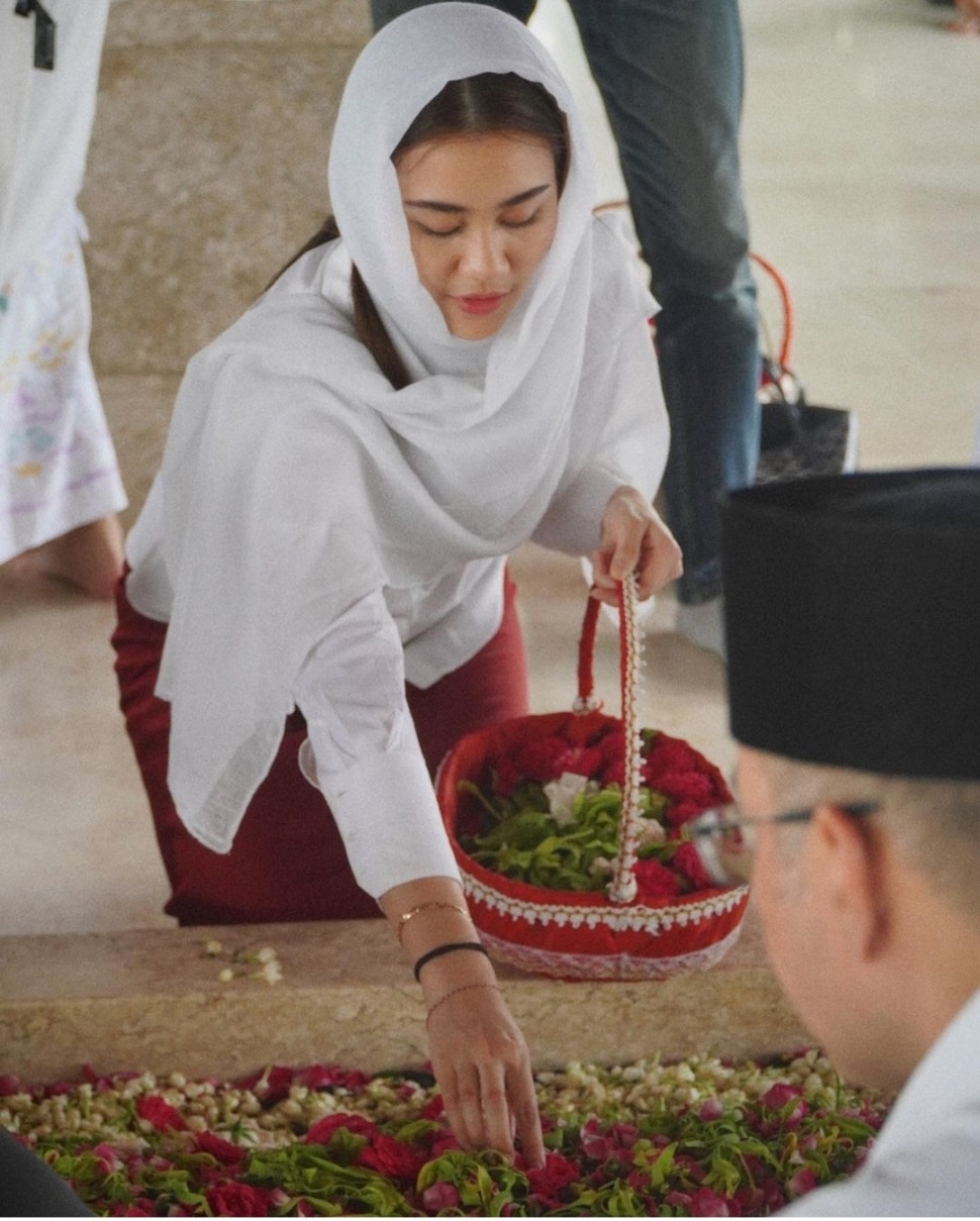 Potret Aaliyah Massaid di Makam Bung Karno di Blitar, Jawa Tengah (Instagram/@aaliyah.massaid)