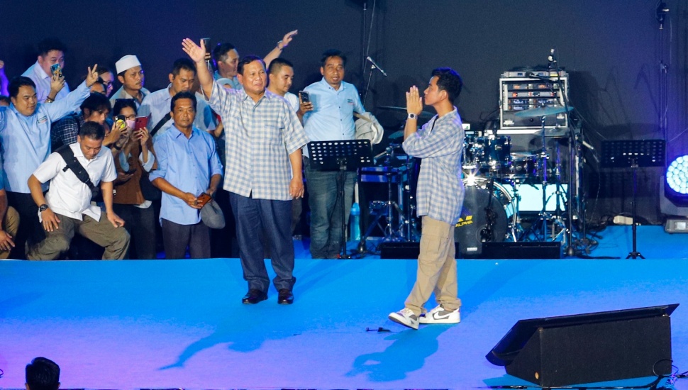 Pasangan Capres-Cawapres nomor urut 2, Prabowo Subianto dan Gibran Rakabuming Raka menyapa para pendukungnya dalam acara Mengawal Suara Rakyat di Istora Senayan, Jakarta, Rabu (14/2/2024). [Suara.com/Alfian Winanto]