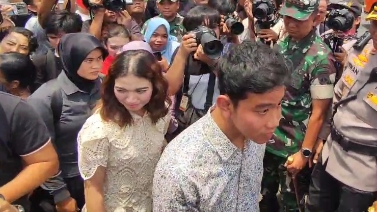 Penampilan Heboh Selvi Ananda Saat Nyoblos (Suara.com/Prabu Mustika)