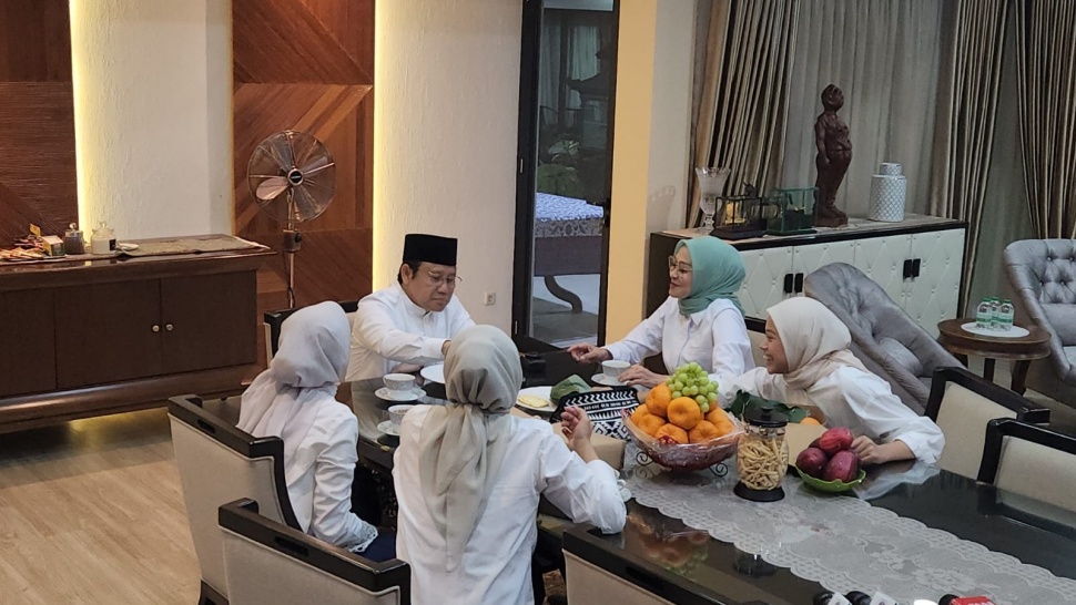 Muhaimin Iskandar atau Cak Imin sarapan bareng keluarga jelang pencoblosan. (Suara.com/Fakhri)