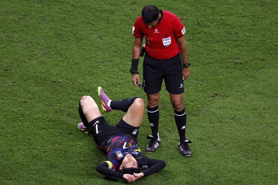 Gelandang Korea Selatan Son Heung-min bereaksi setelah dilanggar pemain Yordania di semifinal Piala Asia 2023 di Stadion Ahmad Bin Ali di Al-Rayyan, sebelah barat Doha pada 6 Februari 2024.KARIM JAAFAR / AFP