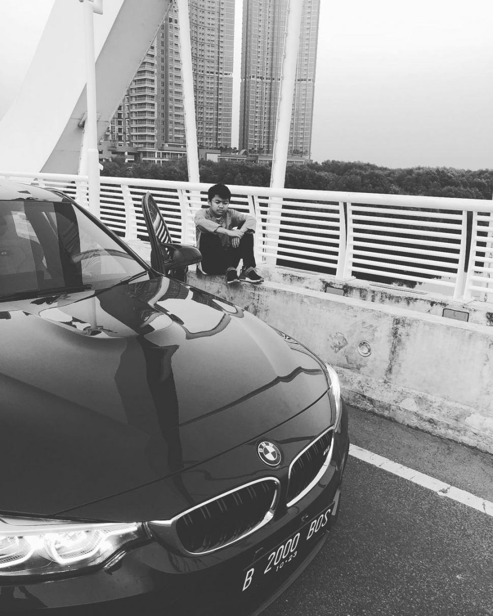 Johny Saputra dan mobil BMW M3. (Instagram)