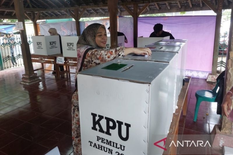  Sejumlah warga ketika menyalurkan hak pilih pemilihan raya 2024 di area TPS yang berada di dalam Keraton Kanoman Cirebon, Jawa Barat, Rabu (14/2/2024). (ANTARA/Fathnur Rohman)