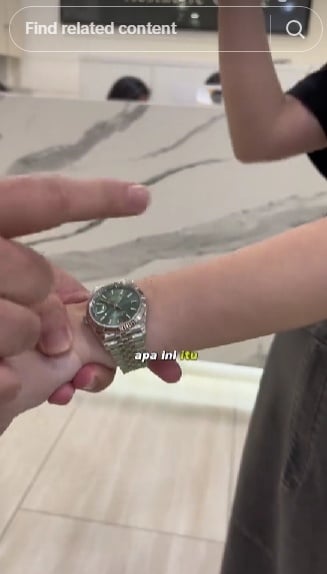 Jam tangan Ayu Ting Ting. (TikTok)