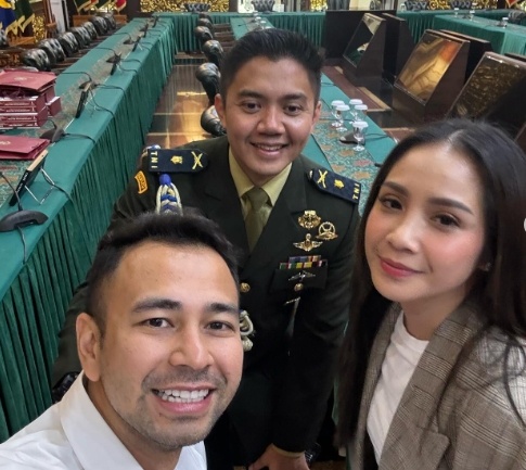 Mayor Teddy diajak selfi Raffi Ahmad dan Nagita Slavina. [Instagram/@raffinagita1717]