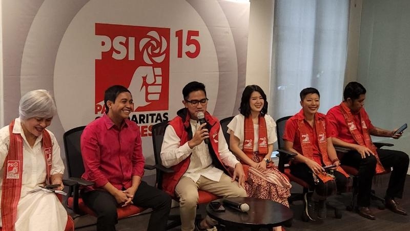 Sekjen PSI Raja Juli Antoni dan Ketua PSI Kaesang Pangarep hadi di Kantor DPP PSI Jakarta memberikan keterangan, Jumat (16/2/2024). [Suara.com/Fakhri]