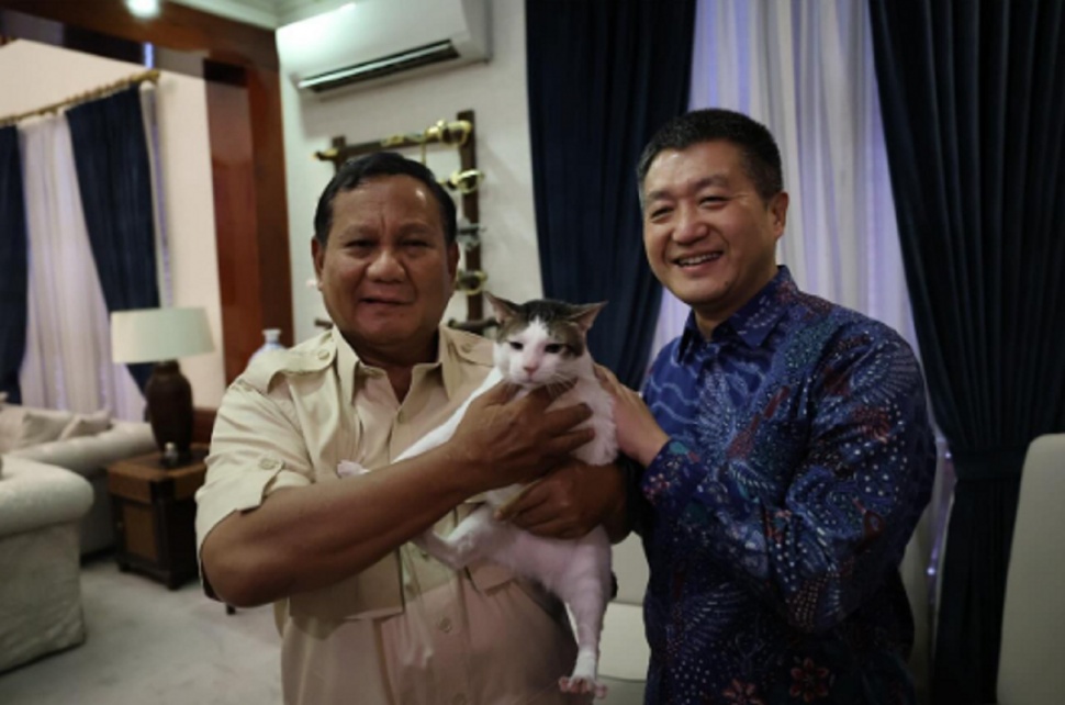 Prabowo Subianto bersama Dubes China H.E. Lu Kang dan kucing Bobby Kertanegara. (Foto: Instagram)