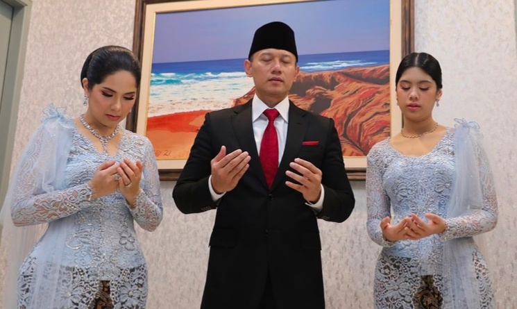 Agus Harimurti Yudhoyono (AHY) dan Annisa Pohan bersama putrinya. [Instagram/@agusyudhoyono]