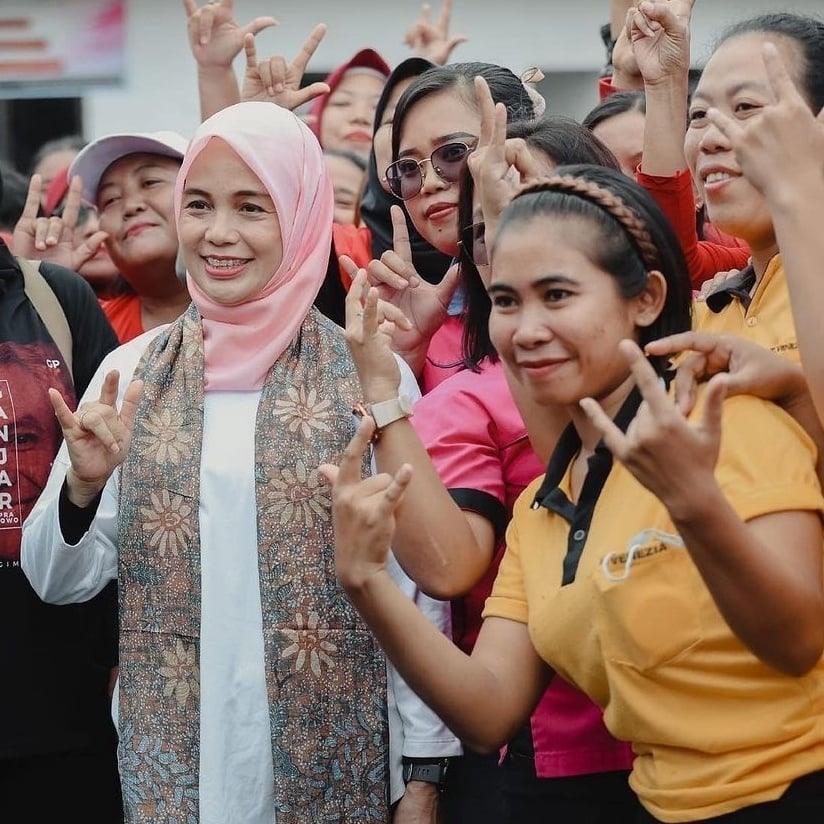 Potret Siti Atikoh dengan Wastra Nusantara (Instagram)