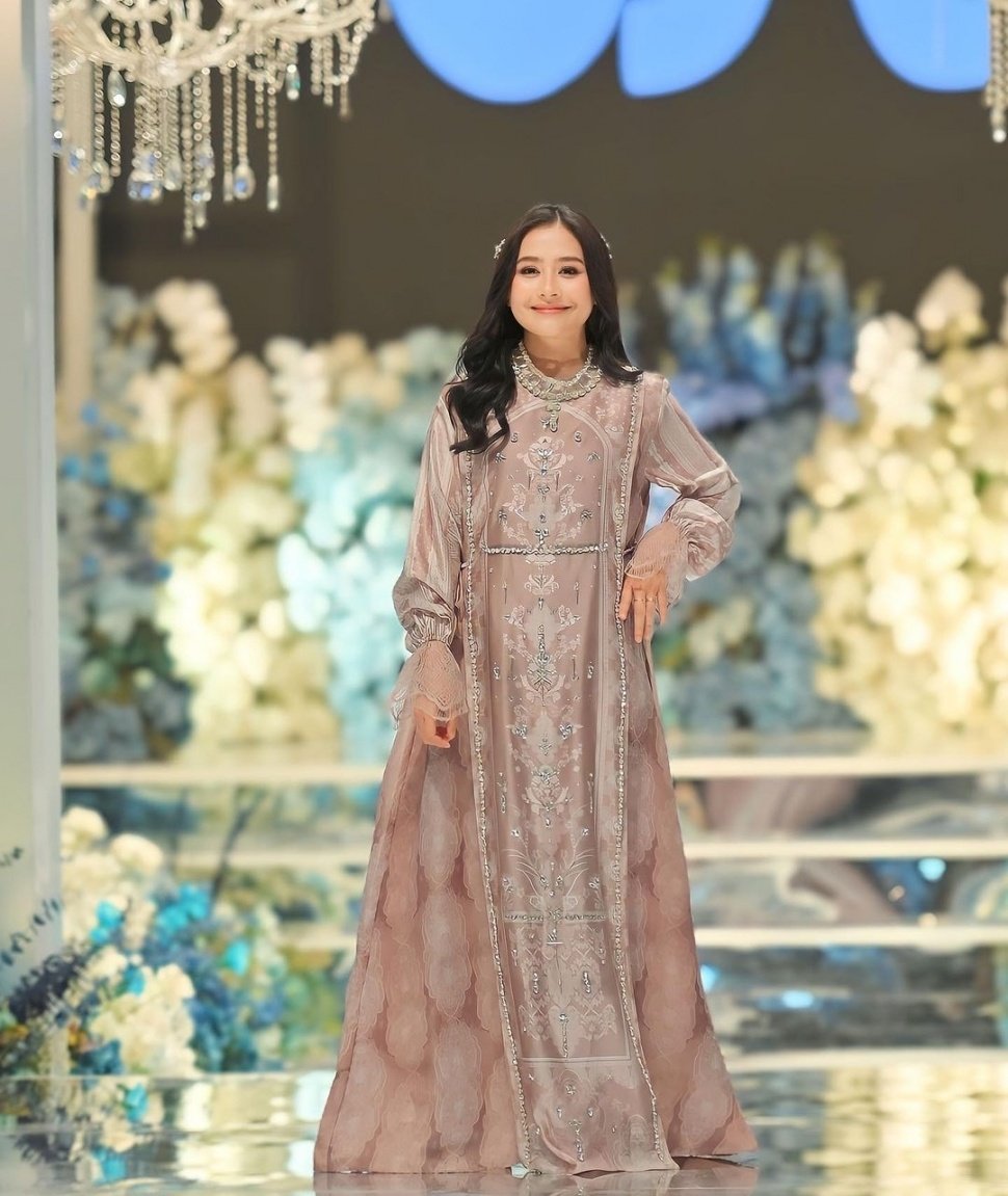 Prilly Latuconsina Kenakan Gamis (Instagram/@vanillahijab)