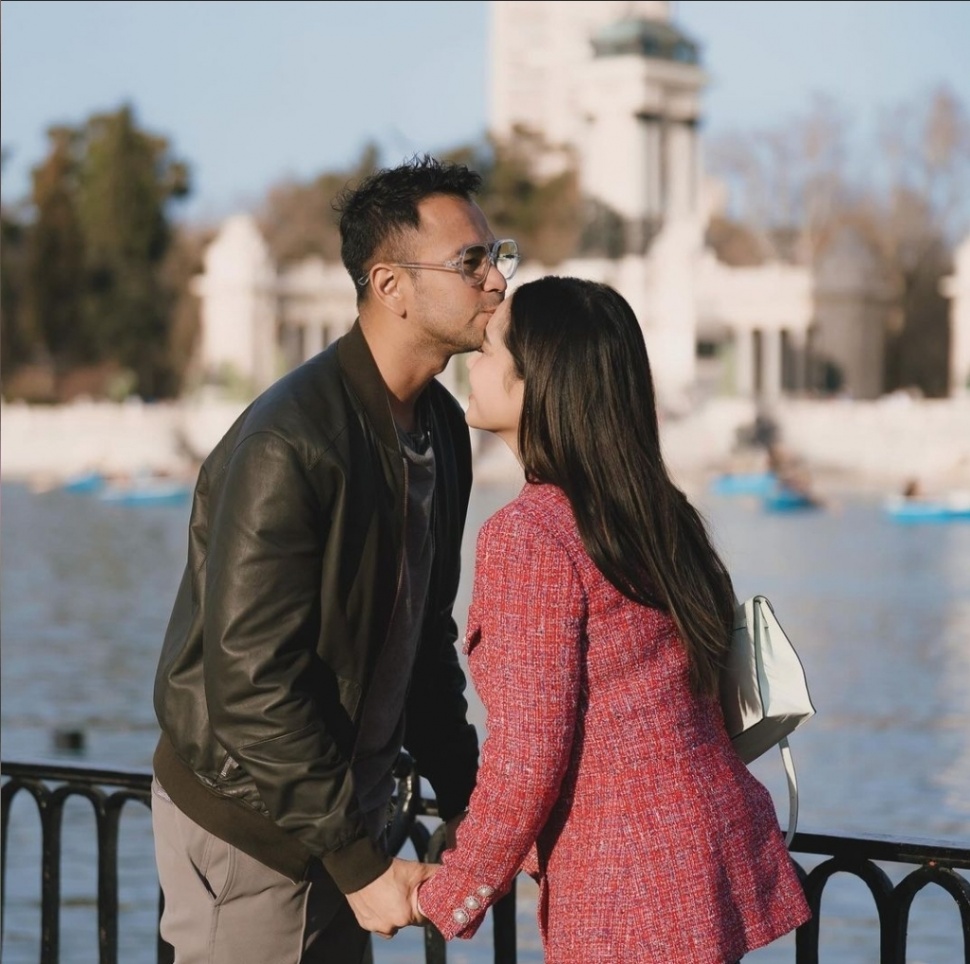 5 Gaya Foto Romantis ala Raffi Ahmad. (Dok. Instagram/raffinagita)