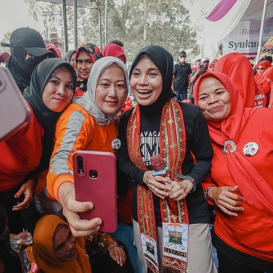 Potret Siti Atikoh dengan Wastra Nusantara (Instagram)