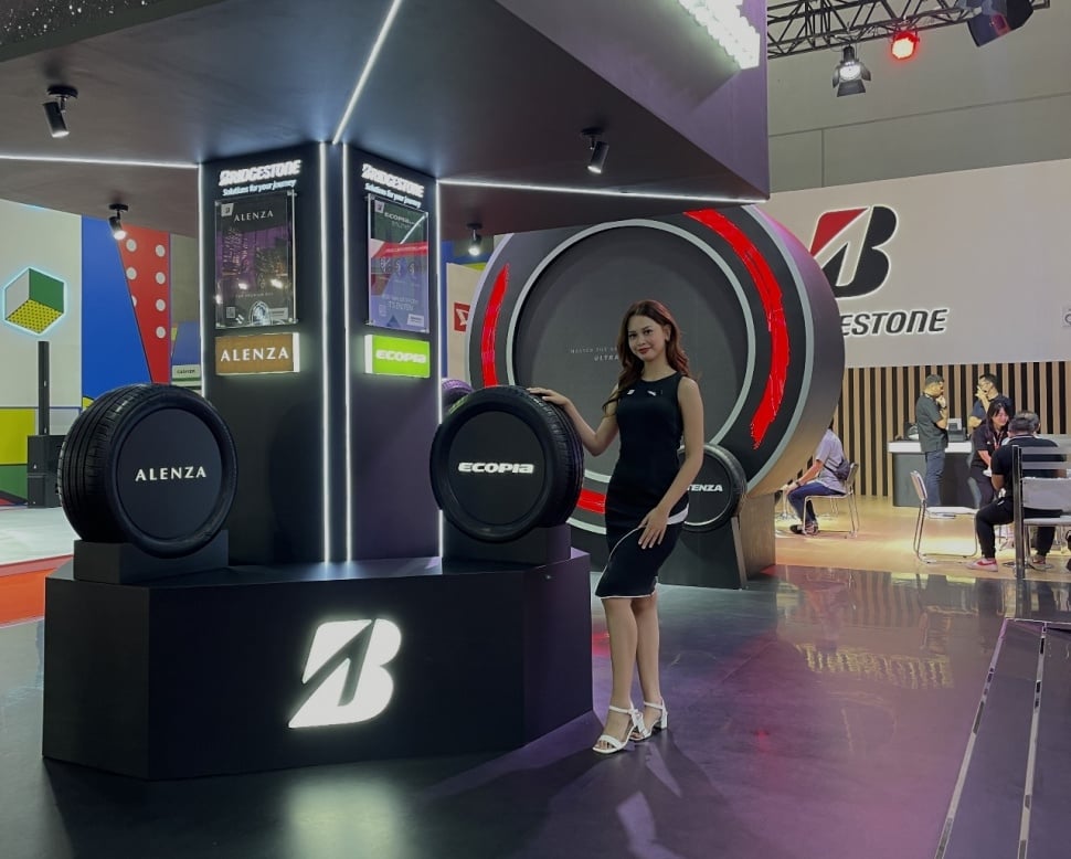 Ban Bridgestone Ecopia EP300 Enliten di Pameran Otomotif IIMS 2024. (Foto: Suara.com/Manuel Jeghesta)