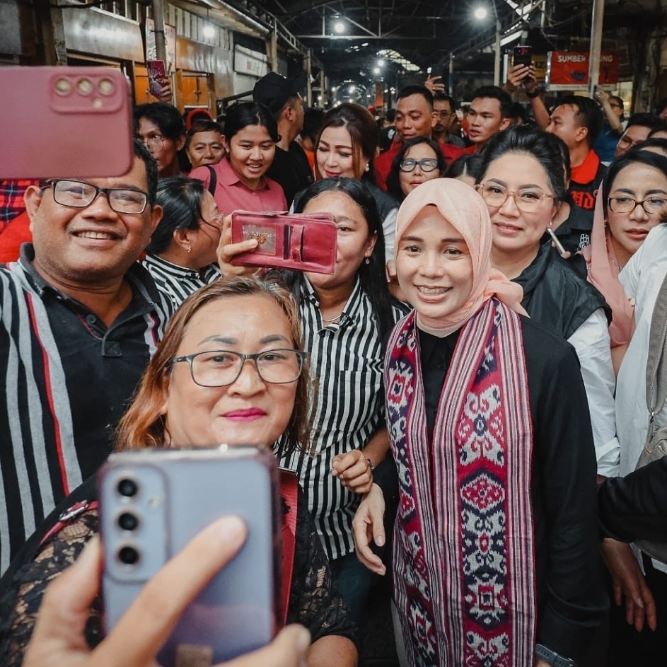 Potret Siti Atikoh dengan Wastra Nusantara (Instagram)