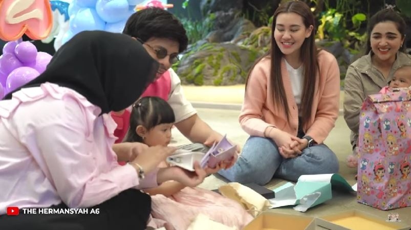 Hadiah Aaliyah Massaid untuk ulang tahun Ameena. (YouTube/The Hermansyah A6)