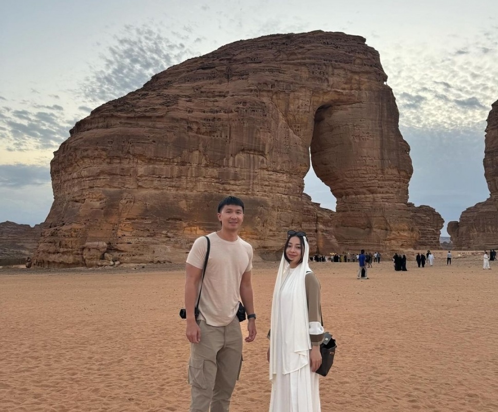 Potret Nikita Willy dan Indra Priawan di Al Ula Usai Umroh (Instagram)