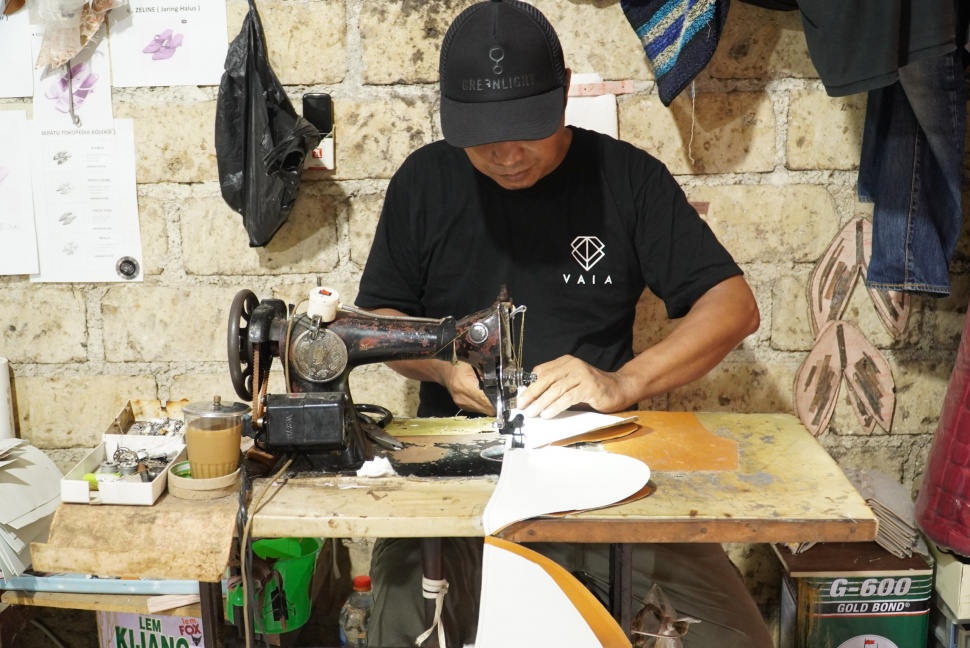 Proses pembuatan sepatu lokal merek VAIA. (Dok: Istimewa)