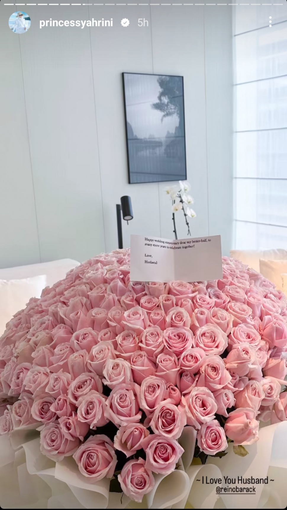 Syahrini Dapat 300 Bunga Mawar Pink dari Reino Barack. (Instagram/@princessyahrini)