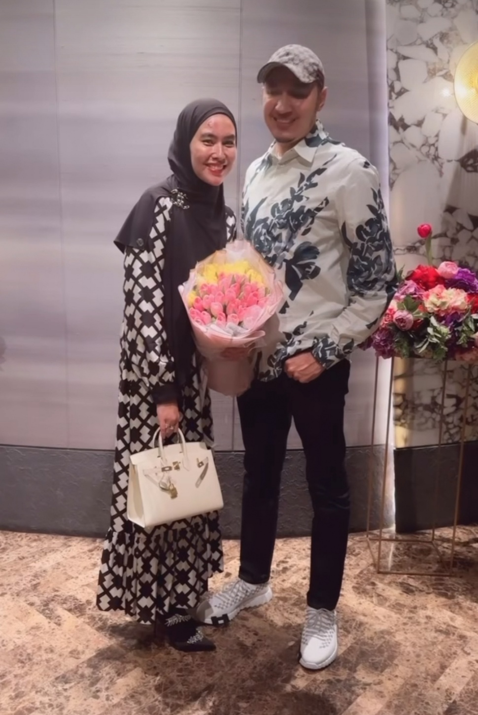 Kartika Putri dan Habib Usman Makan Malam Mengenakan Barang Branded (Instagram)