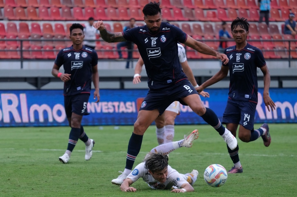 Pesepak bola Persija Jakarta Ryo Matsumura (bawah) terjatuh saat berebut bola dengan pesepak bola Arema FC Julian Guevara (atas) pada pertandingan BRI Liga 1 di Stadion Kapten I Wayan Dipta, Gianyar, Bali, Senin (26/2/2024). Arema FC mengalahkan Persija Jakarta dengan skor 3-2. ANTARA FOTO/Nyoman Hendra Wibowo/nz