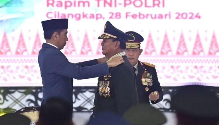 Presiden Joko Widodo (kiri) menyematkan pangkat Jenderal TNI Kehormatan kepada Menteri Pertahanan Prabowo Subianto (tengah) dalam Rapat Pimpinan (Rapim) TNI dan Polri Tahun 2024 di Mabes TNI, Cilangkap, Jakarta Timur, Rabu (28/2/2024). [ANTARA FOTO/Sigid Kurniawan/nym/pri].