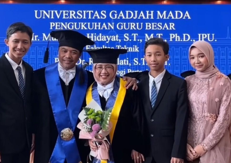 Prof Muslikhin Hidayat dan Prof Ria Millati, Suami Istri yang Dikukuhkan Sebagai Guru Besar UGM (Instagram)