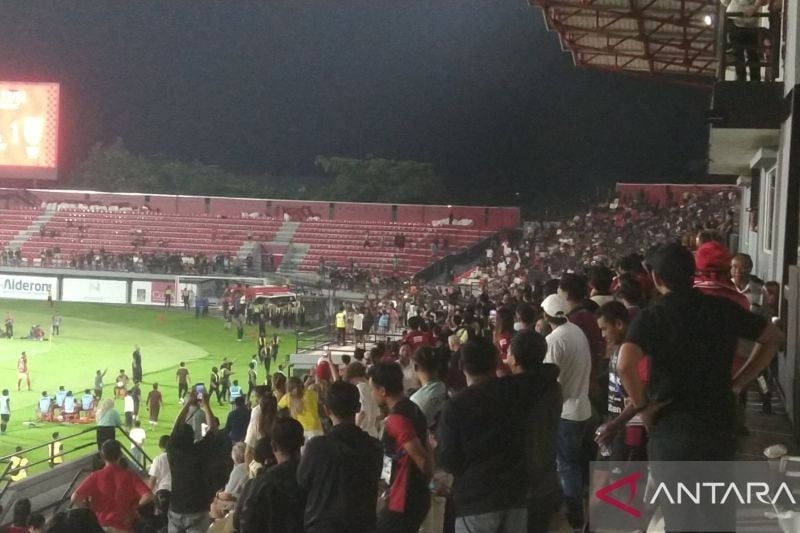 Sejumlah petugas menenangkan keributan penonton di tribun selatan saat laga ke-26 Liga 1 Indonesia antara Bali United melawan Persis Solo di Stadion Kapten I Wayan Dipta, Kabupaten Gianyar, Bali, Kamis (29/2/2024). ANTARA/Dewa Ketut Sudiarta Wiguna