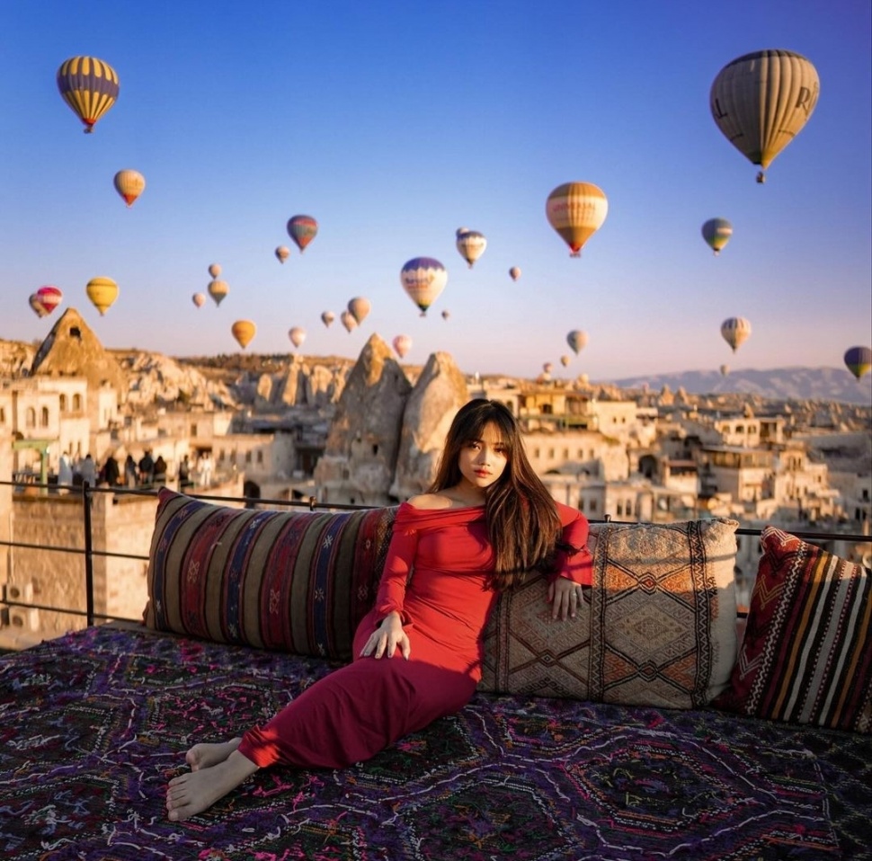 Fuji Tampil Menyala dengan Gaun Merah di Cappadocia Turki (Instagram)
