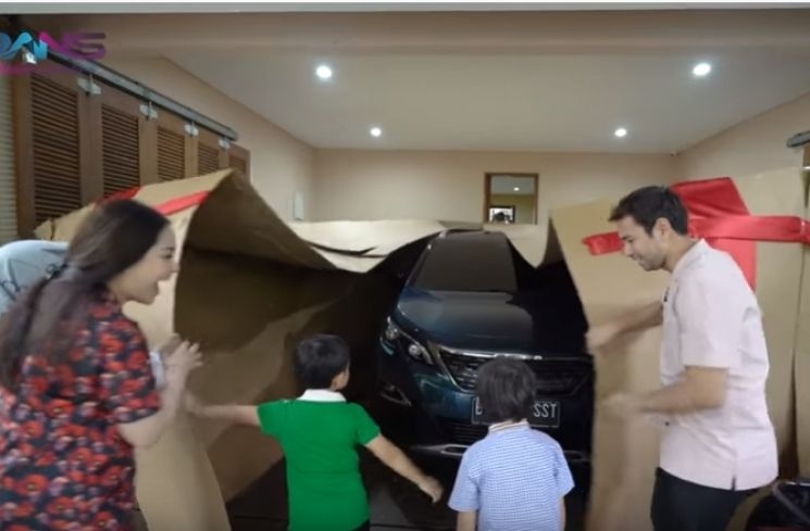 Raffi Ahmad beri kado Peugeot 5008 untuk Rafathar Malik Ahmad yang telah menyelesaikan sunatan. (YouTube/Rans Entertainment)