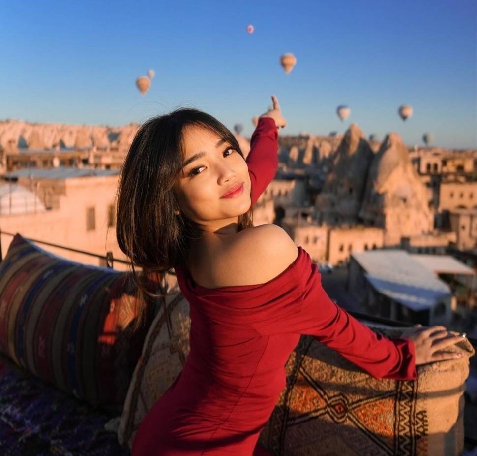 Fuji Tampil Menyala dengan Gaun Merah di Cappadocia Turki (Instagram)