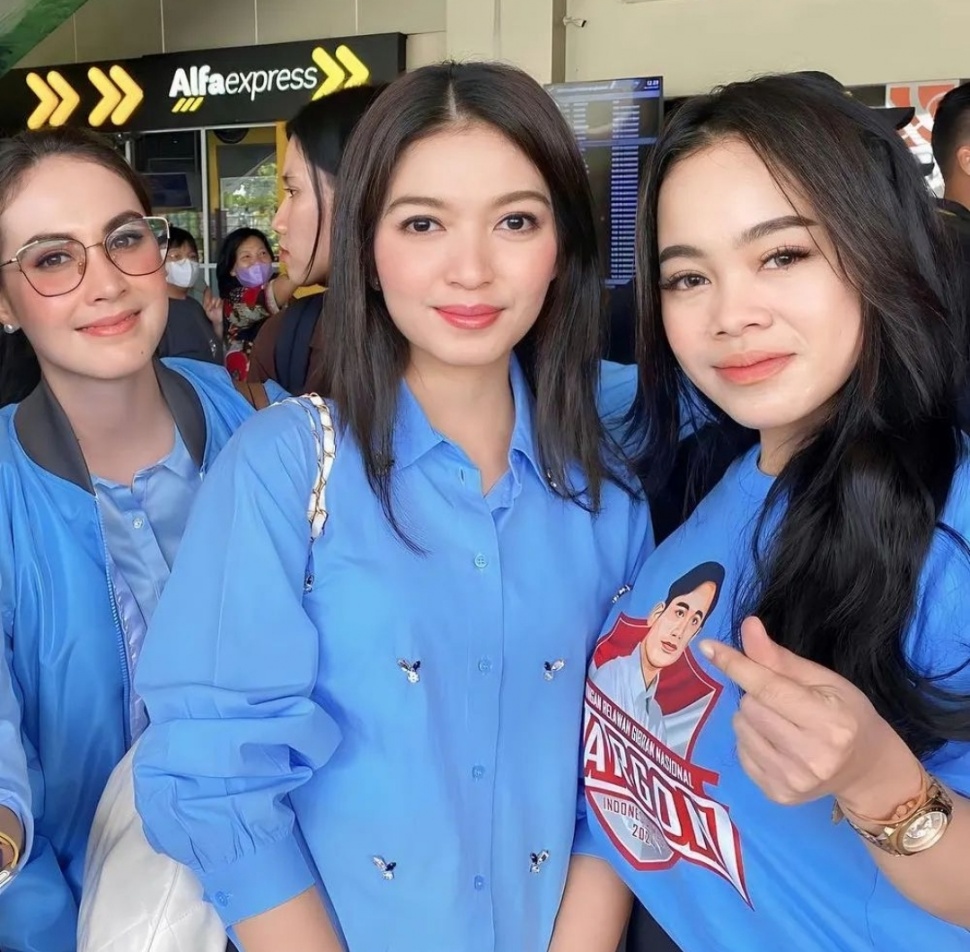 Outfit Biru Muda Selvi Ananda Saat Dampingi Gibran Rakabuming Raka Kampanye (Instagram/@selvie_ananda_)