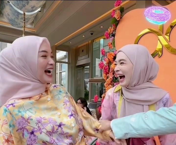 Zaskia Gotik dan Inara Rusli yang Disebut Mirip Bak Pinang Dibelah Dua (Instagram)