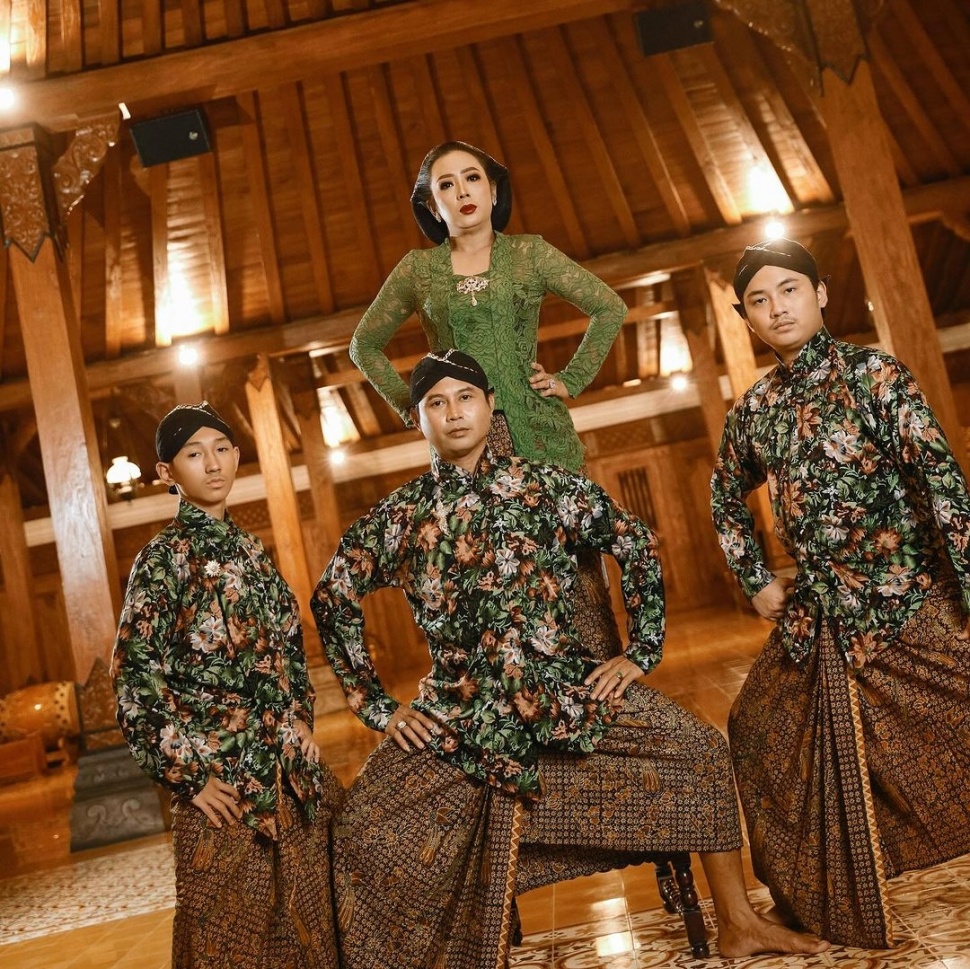 Soimah melakukan foto keluarga bersama suami dan kedua anaknya dengan tema Jawa di Pendopo Tulungo yang merupakan miliknya. [Instagram]