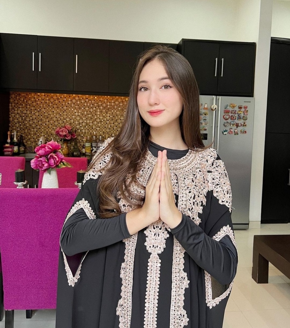 Potret Laura Moane Kenakan Busana Muslim (Instagram)